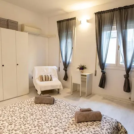 Amazing Flat For 7, Ac, Historical Center *